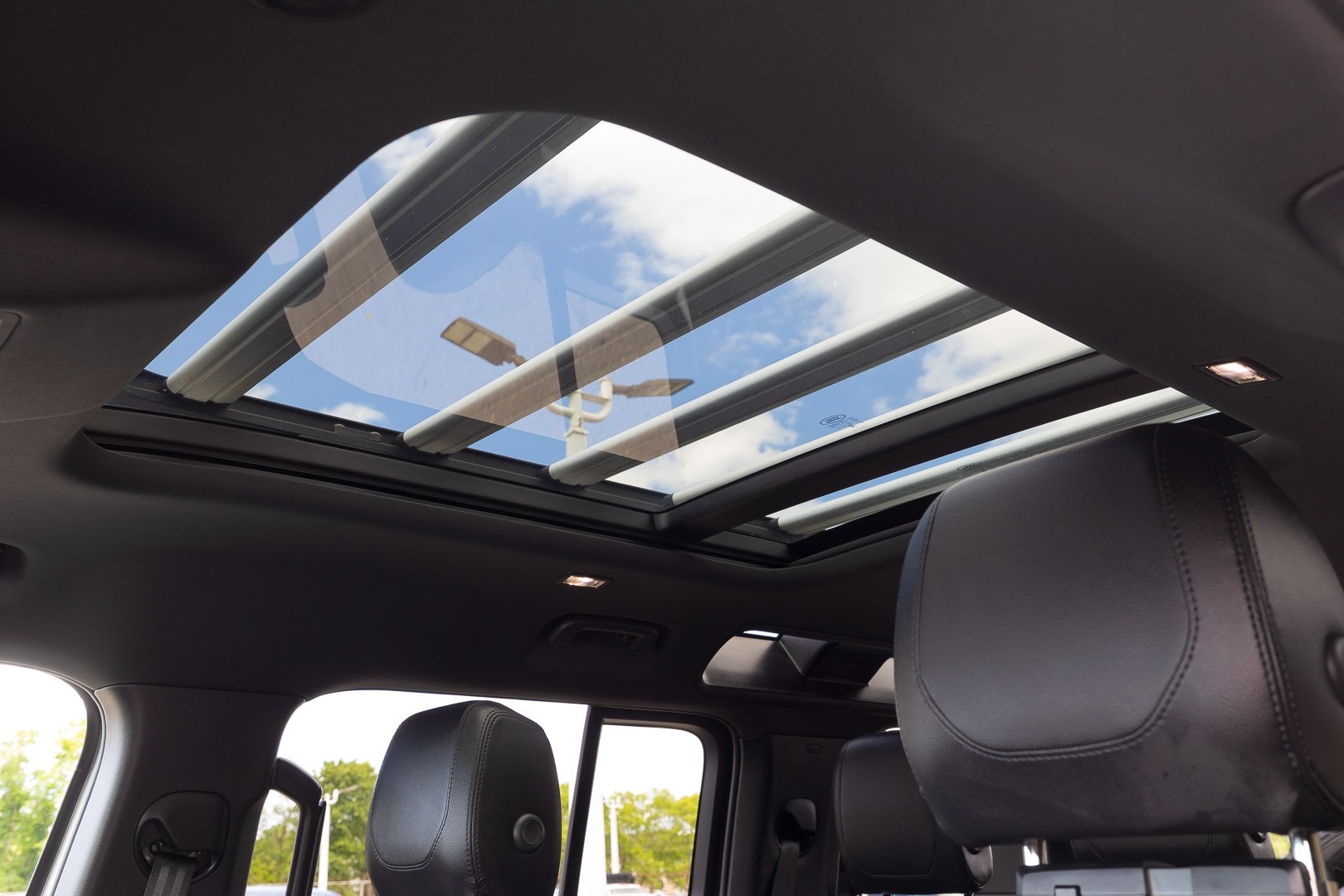 2023 Land Rover Defender SE Image 28 of 29