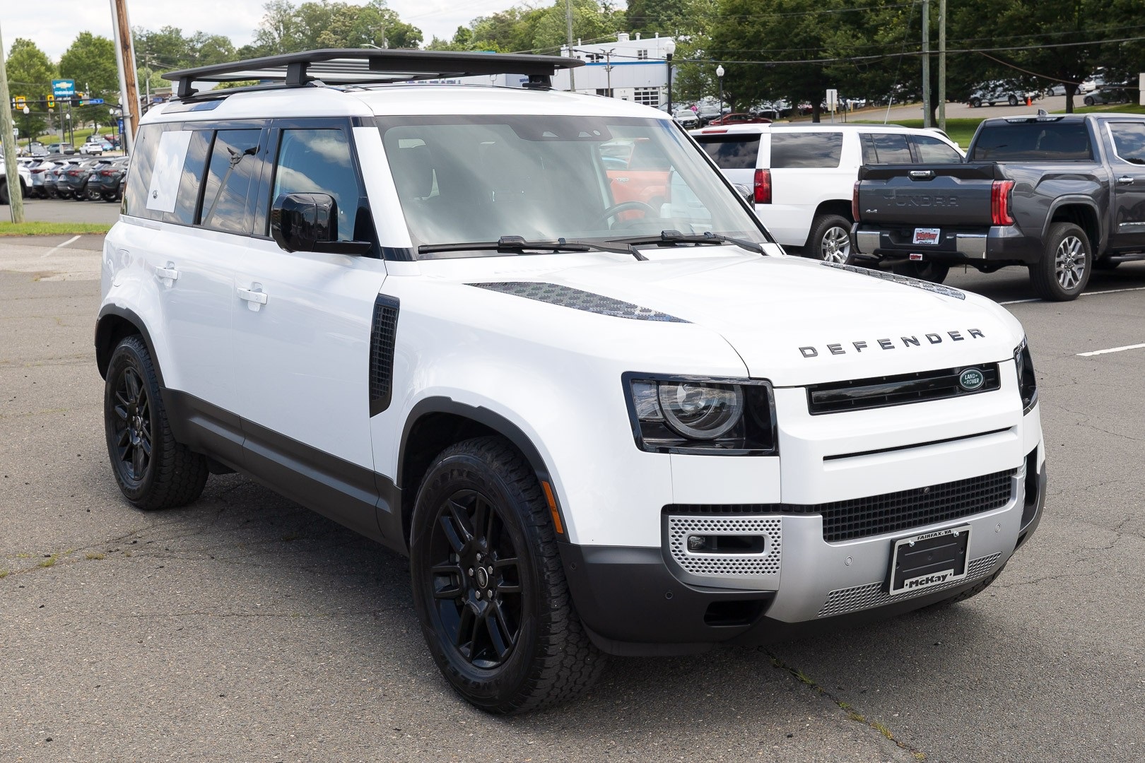 2023 Land Rover Defender SE Image 4 of 29