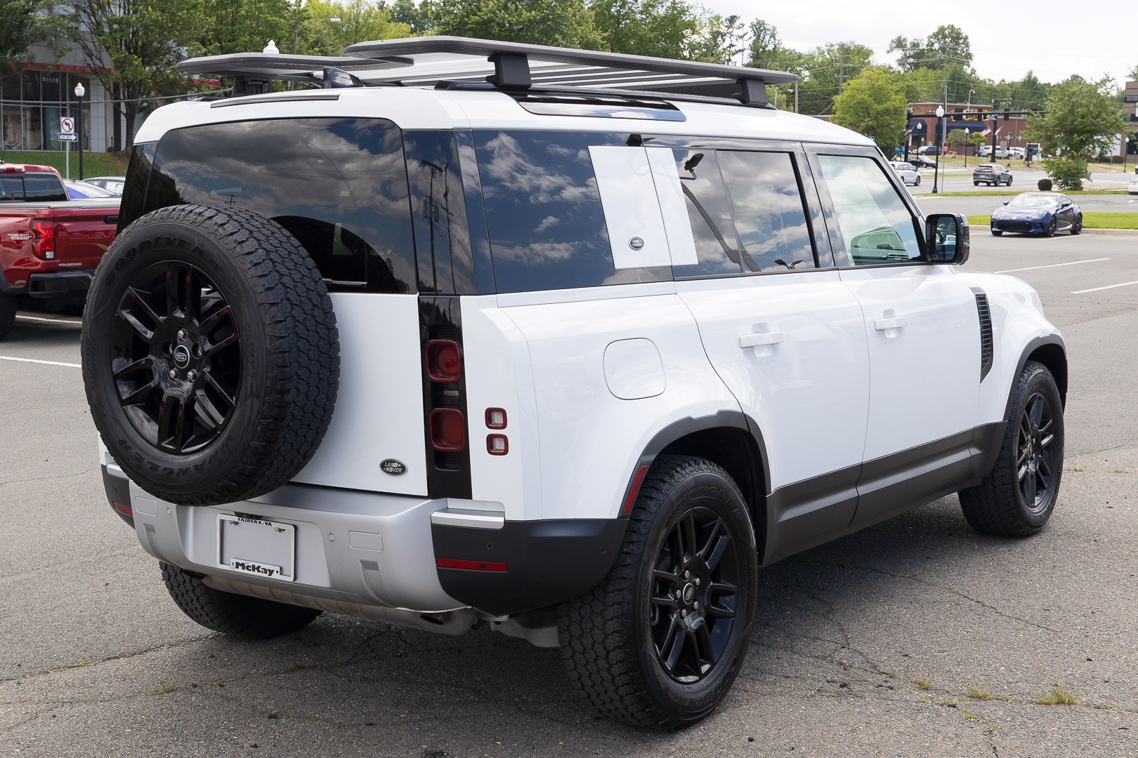 2023 Land Rover Defender SE Image 5 of 29