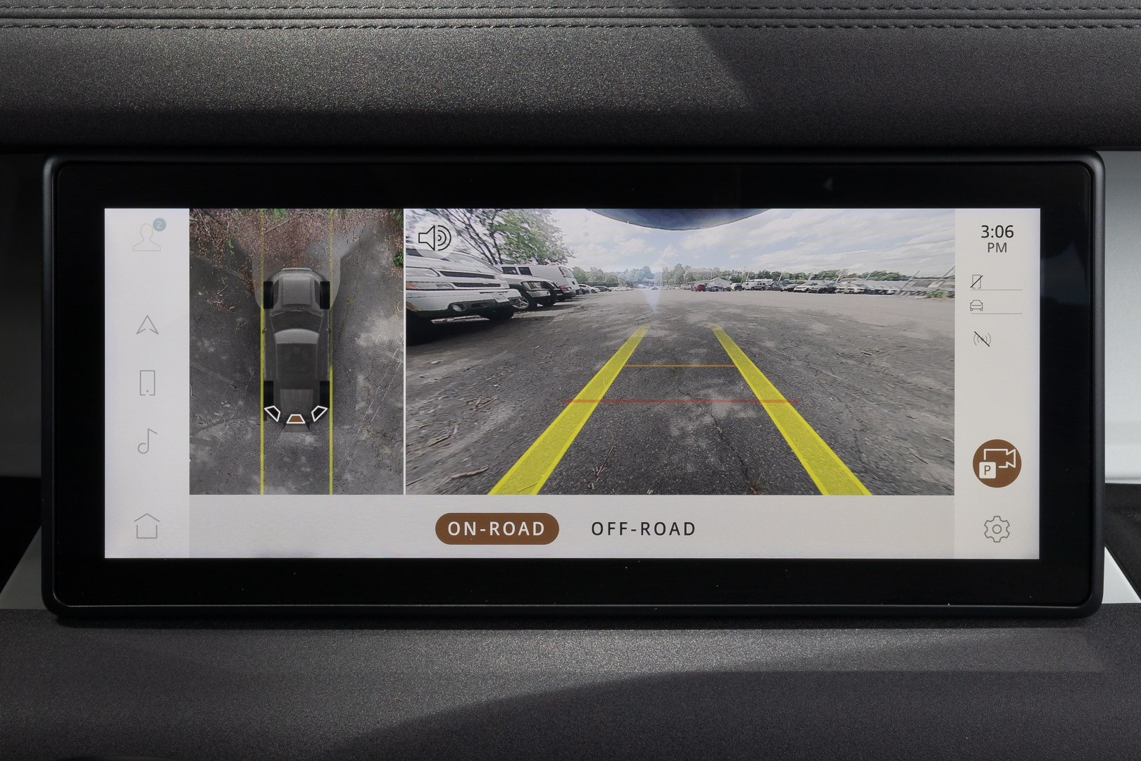 2023 Land Rover Defender SE Image 18 of 29