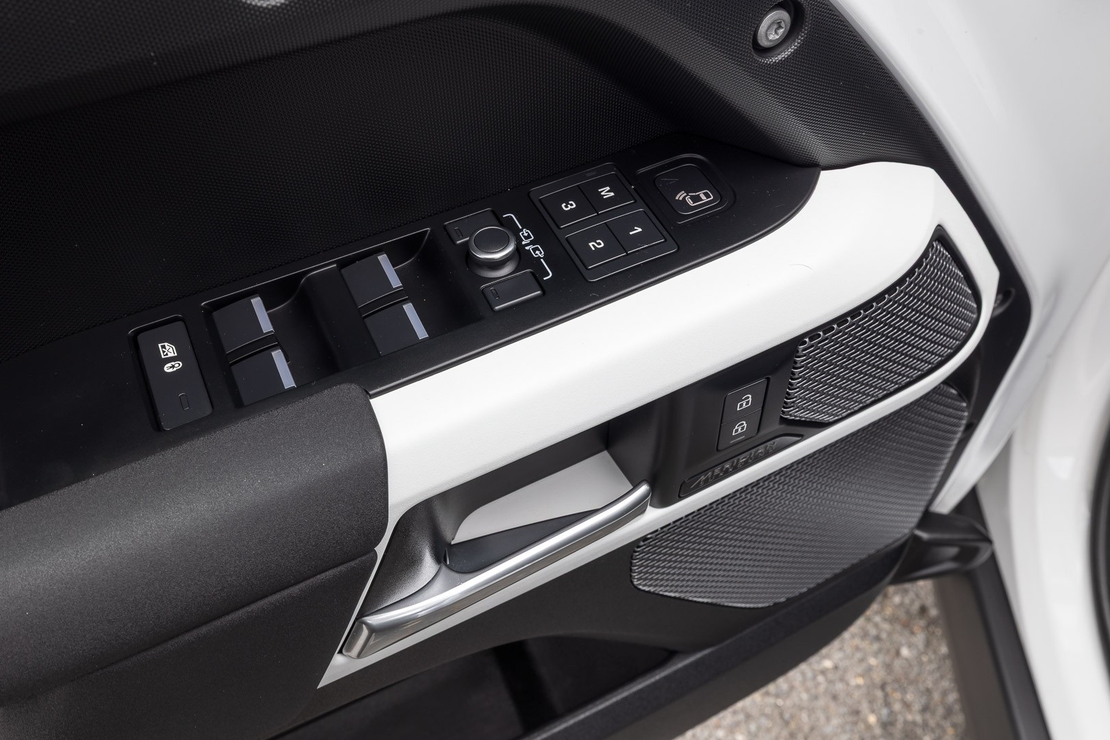 2023 Land Rover Defender SE Image 23 of 29