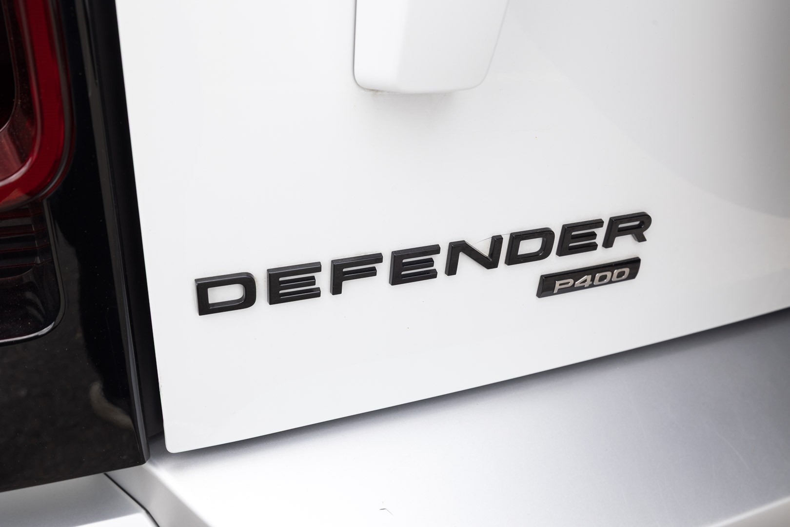 2023 Land Rover Defender SE Image 25 of 29