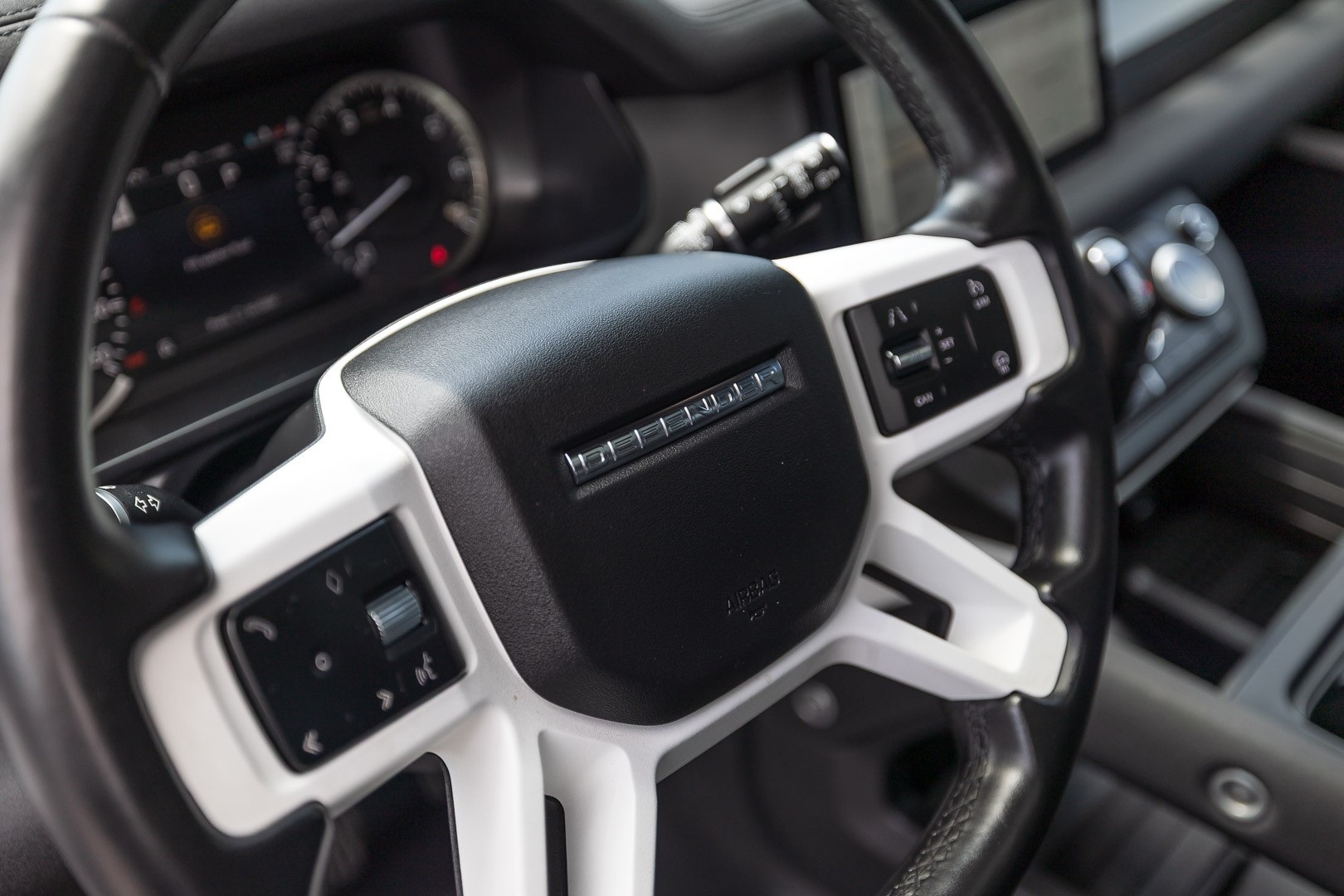 2023 Land Rover Defender SE Image 27 of 29