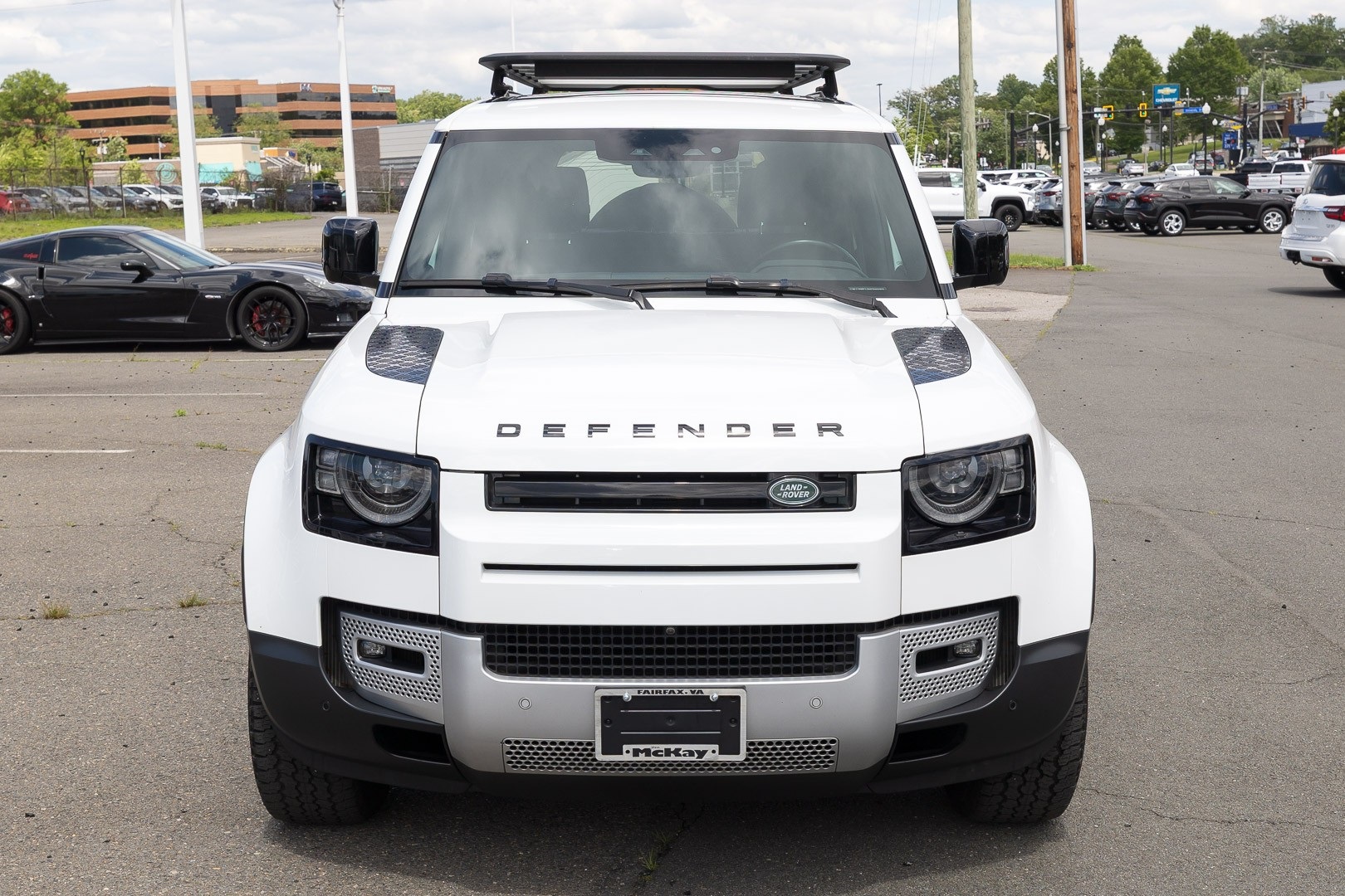 2023 Land Rover Defender SE Image 3 of 29