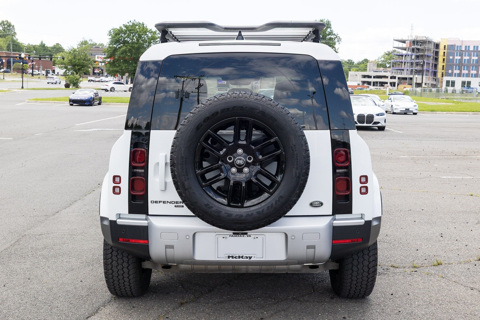 2023 Land Rover Defender SE Image 9 of 29
