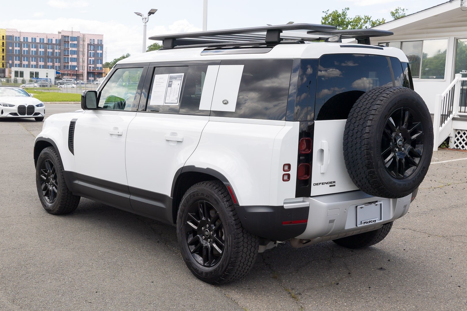 2023 Land Rover Defender SE Image 6 of 29