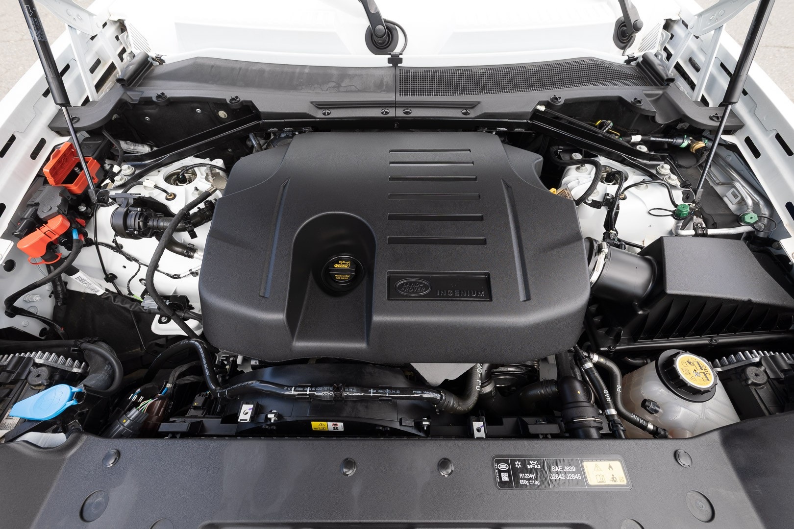 2023 Land Rover Defender SE Image 7 of 29