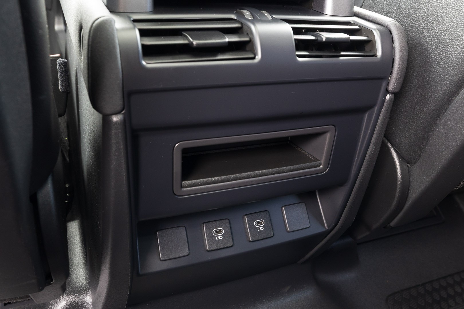 2023 Land Rover Defender SE Image 24 of 29