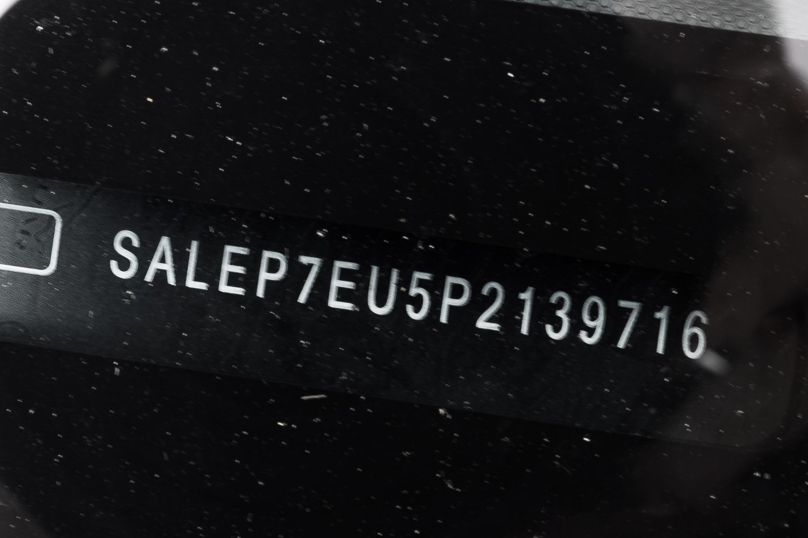 2023 Land Rover Defender SE Image 17 of 29