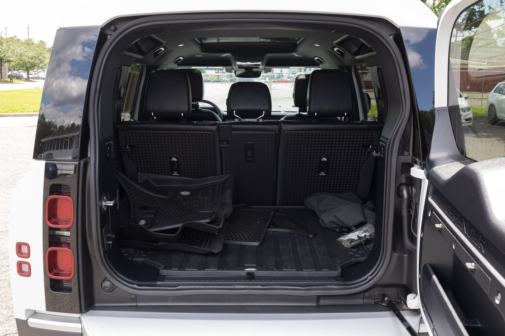 2023 Land Rover Defender SE Image 10 of 29