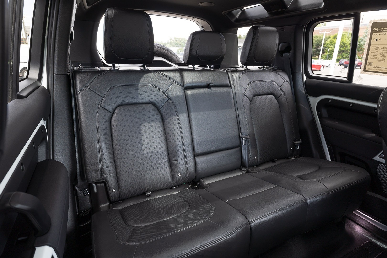 2023 Land Rover Defender SE Image 11 of 29