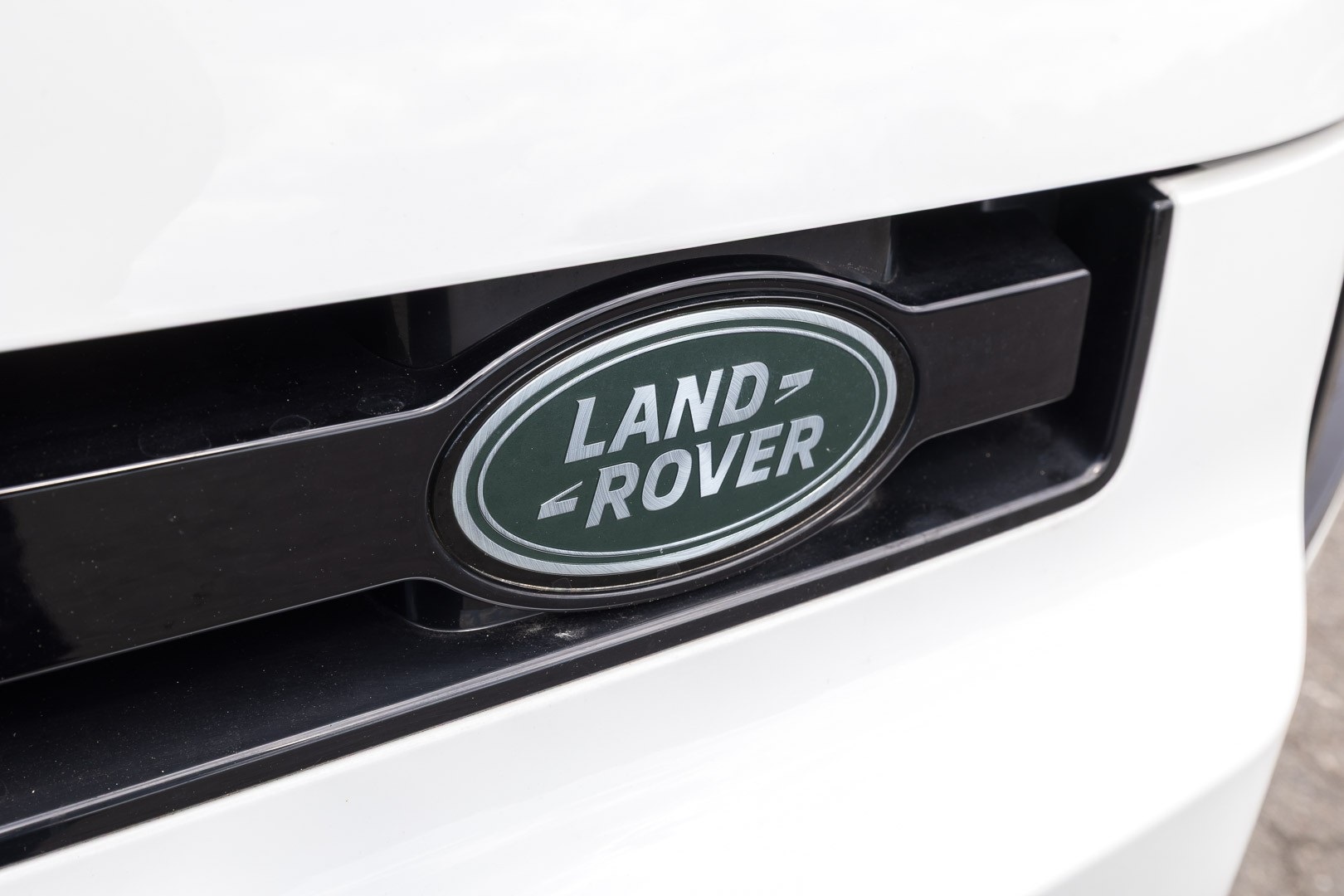 2023 Land Rover Defender SE Image 26 of 29