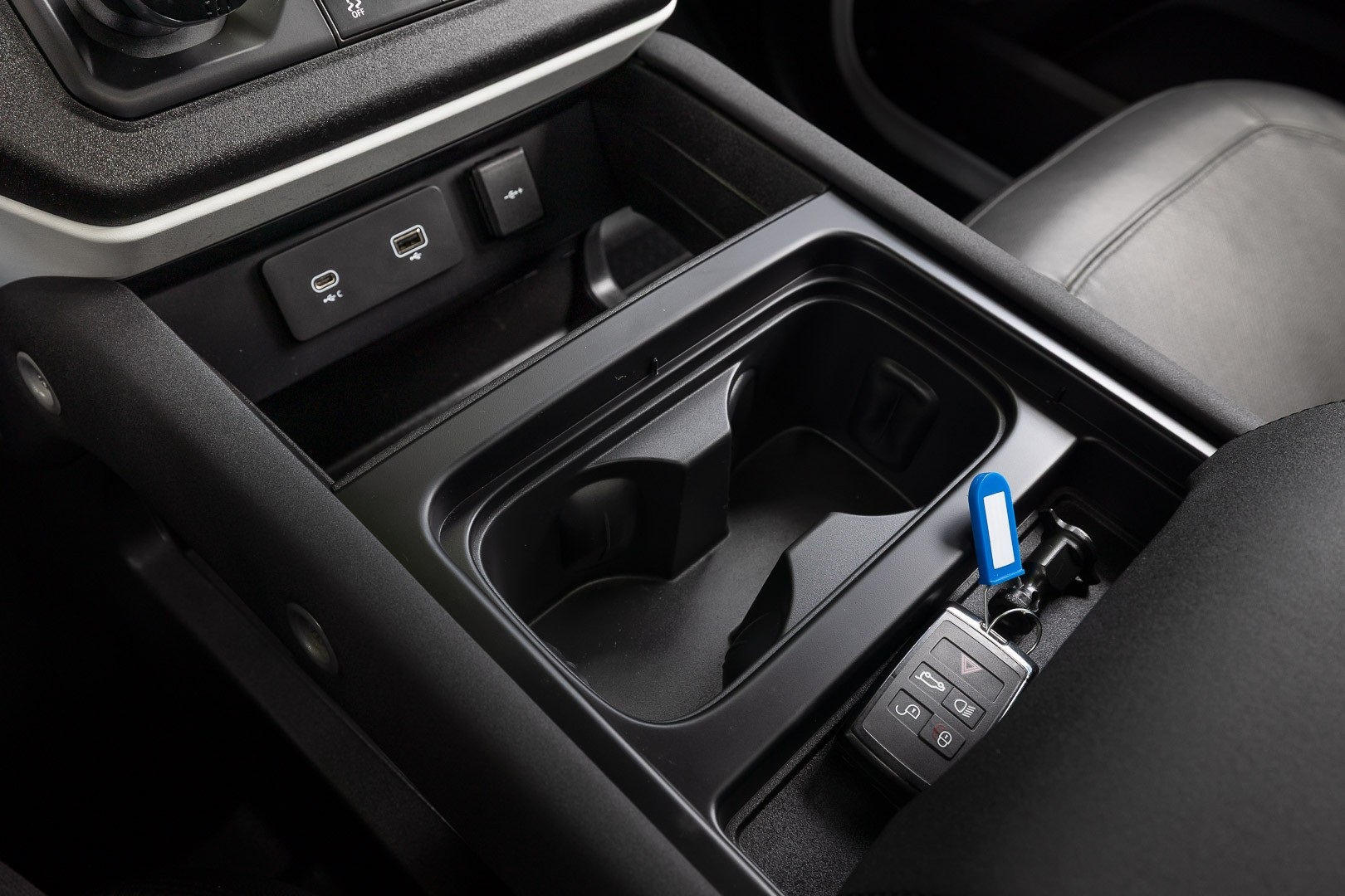 2023 Land Rover Defender SE Image 21 of 29