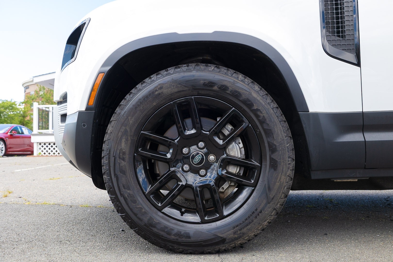 2023 Land Rover Defender SE Image 8 of 29