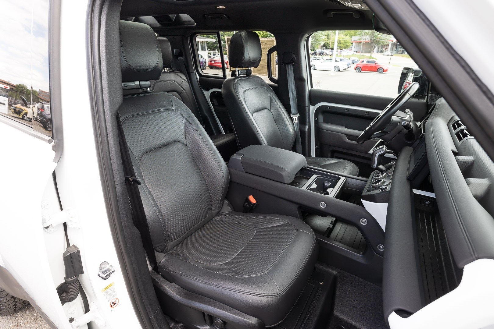 2023 Land Rover Defender SE Image 12 of 29