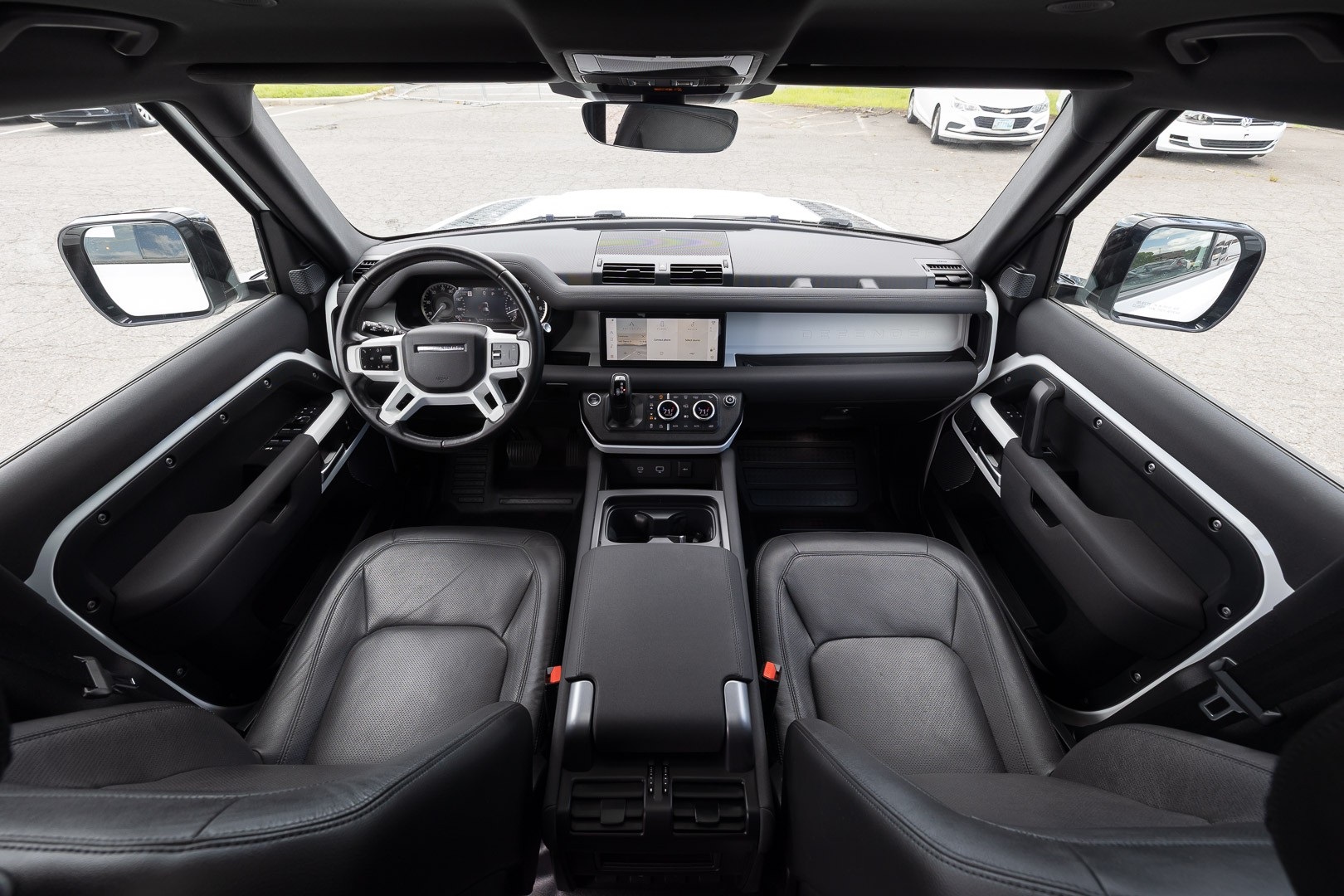 2023 Land Rover Defender SE Image 14 of 29