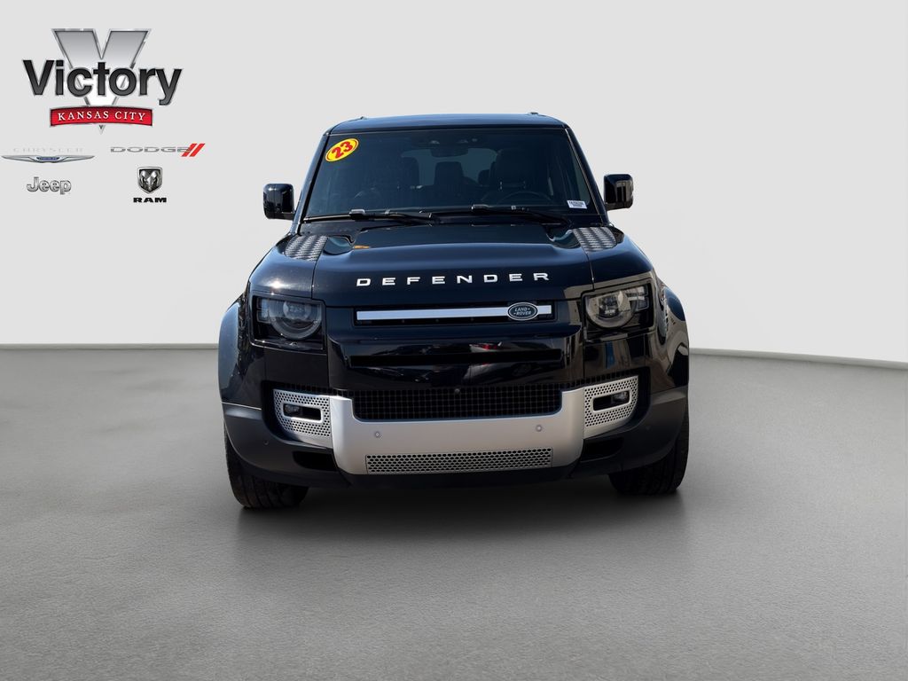 2023 Land Rover Defender SE Image 3 of 38