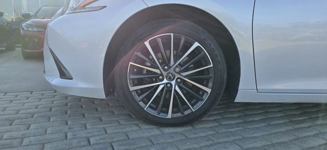 2023 Lexus ES 350 Image 15 of 38