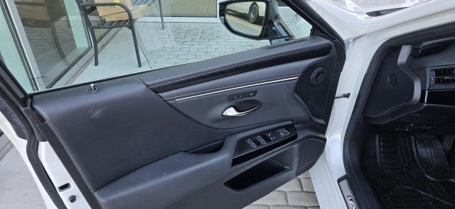 2023 Lexus ES 350 Image 32 of 38