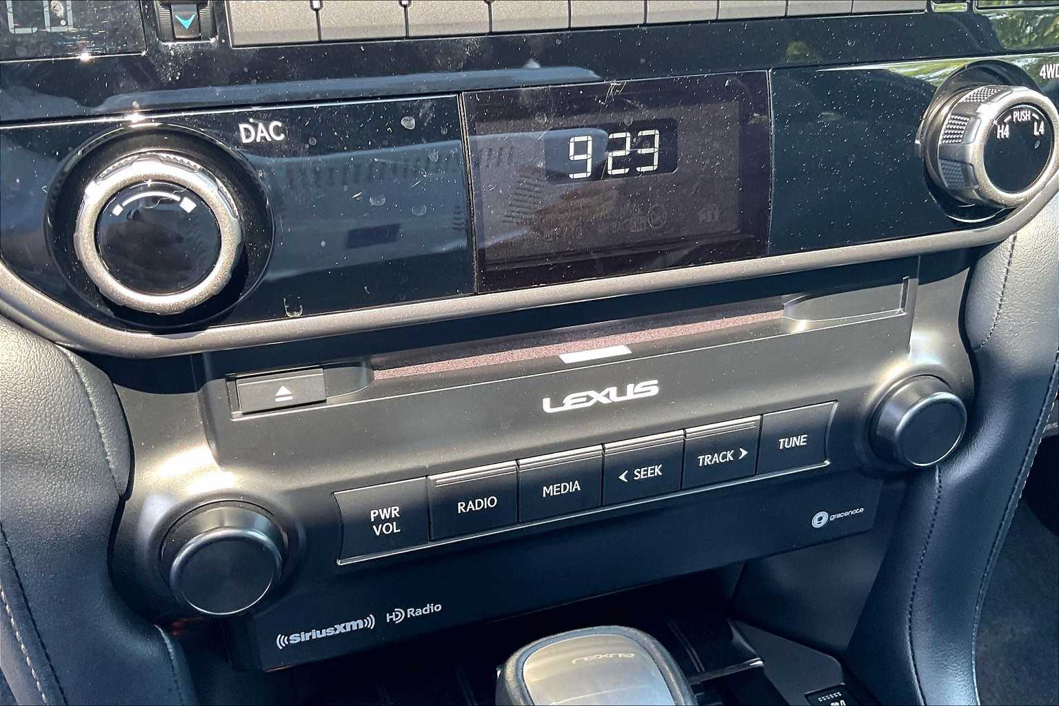 2023 Lexus GX 460 Premium Image 24 of 36