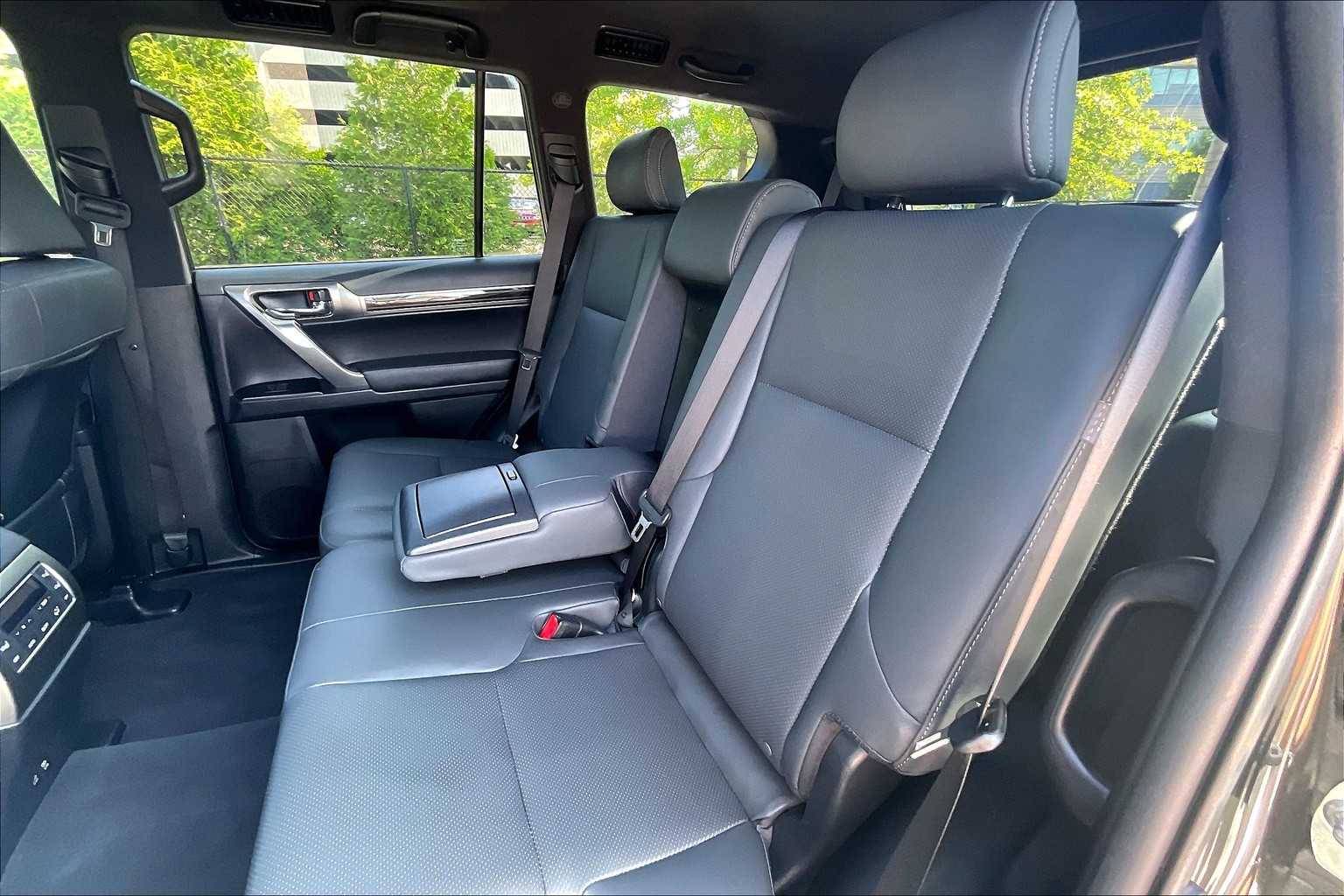 2023 Lexus GX 460 Premium Image 13 of 36