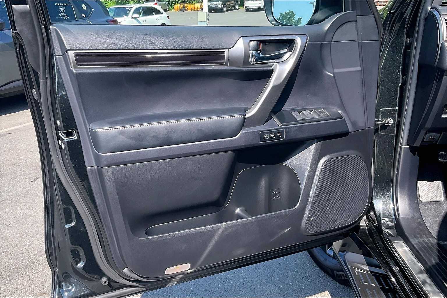 2023 Lexus GX 460 Premium Image 32 of 36