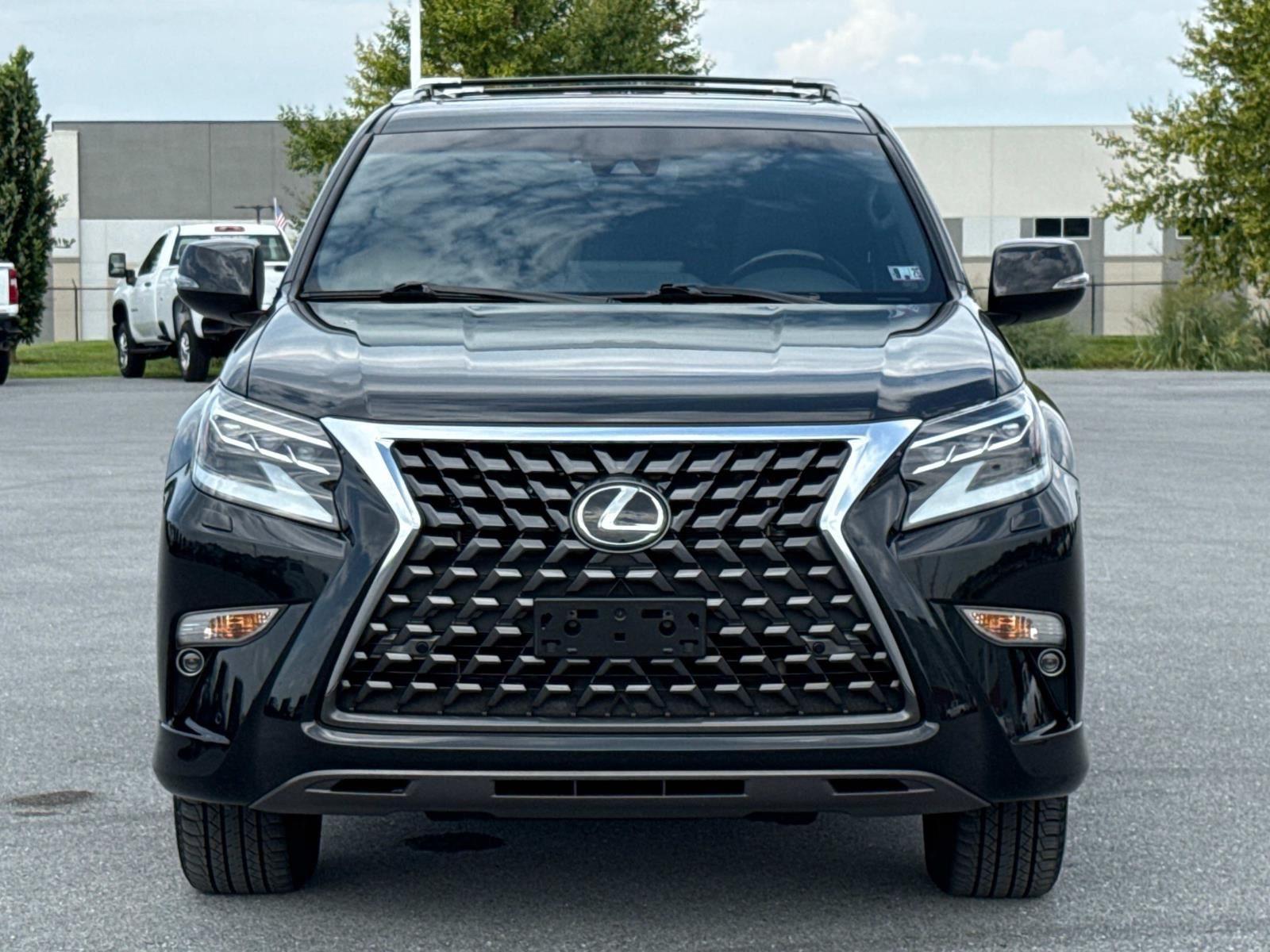 2023 Lexus GX 460 Premium Image 2 of 30