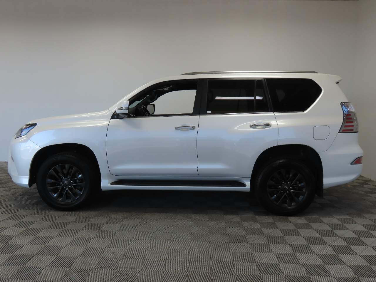 2023 Lexus GX 460 Premium Image 6 of 19