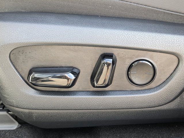 Vehicle image 25 of 36