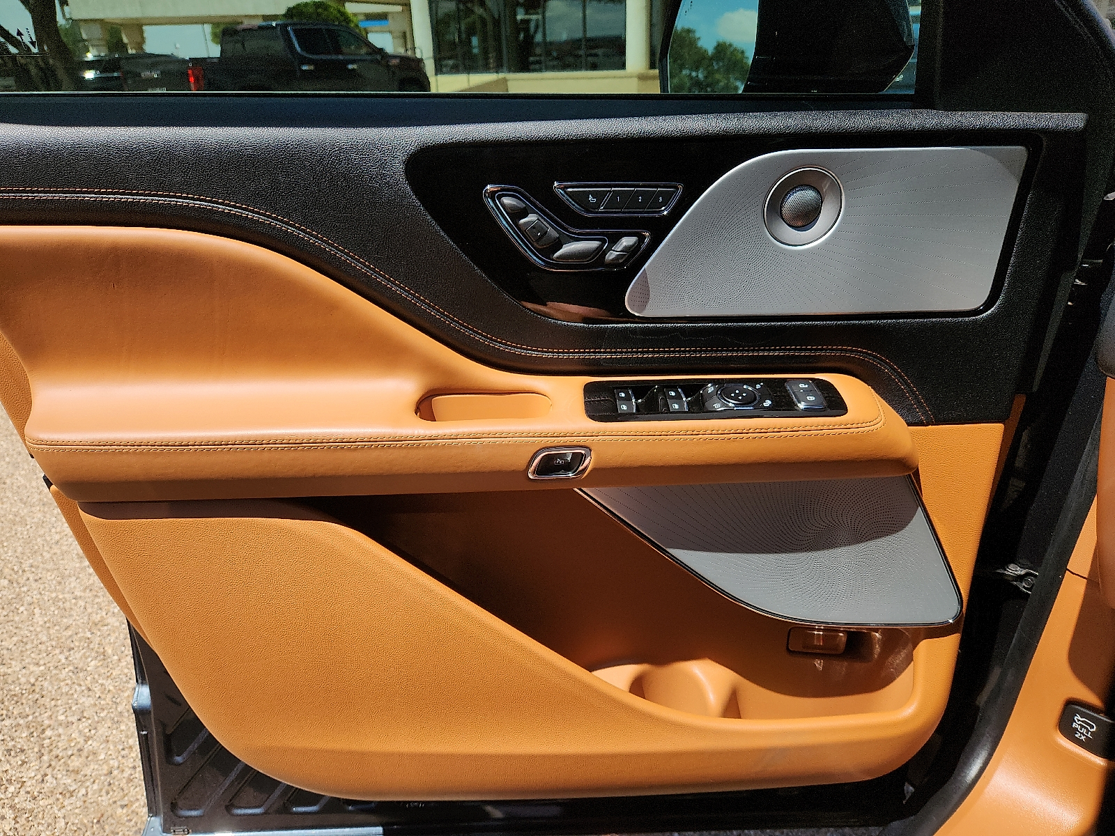 Vehicle image 14 of 25