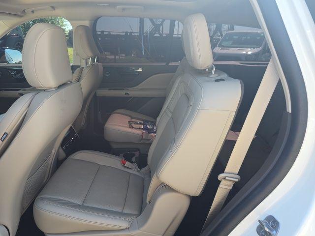 Vehicle image 14 of 19
