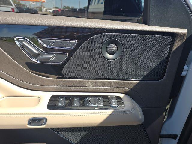 Vehicle image 10 of 19