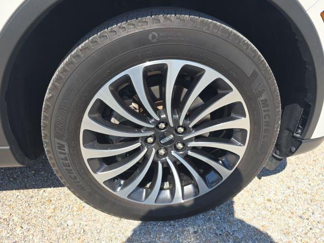 Vehicle image 9 of 19