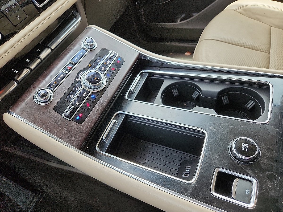 Vehicle image 10 of 12