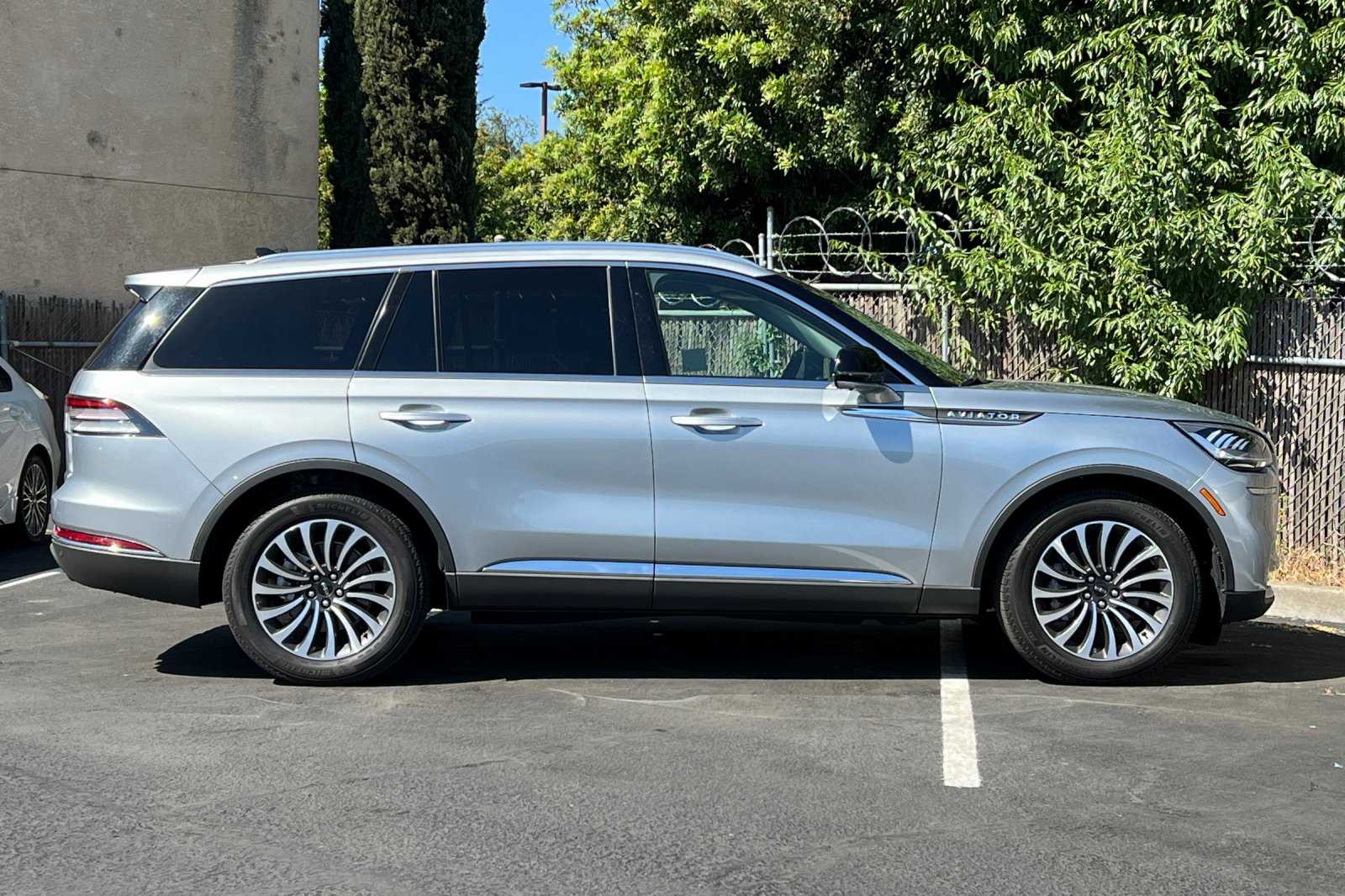 Vehicle image 4 of 29