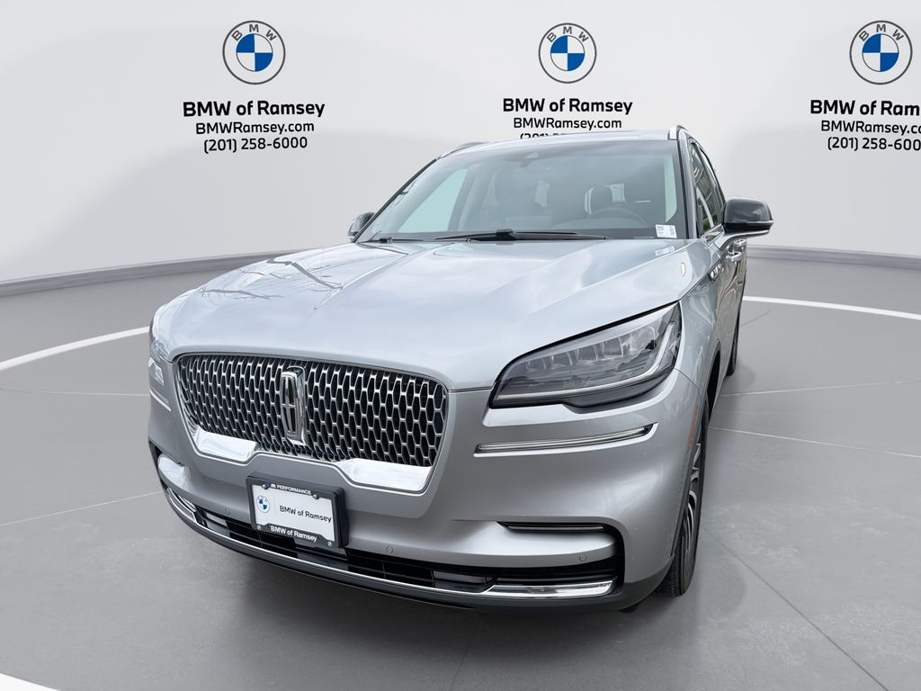 2023 Lincoln Aviator Standard Image 2 of 29