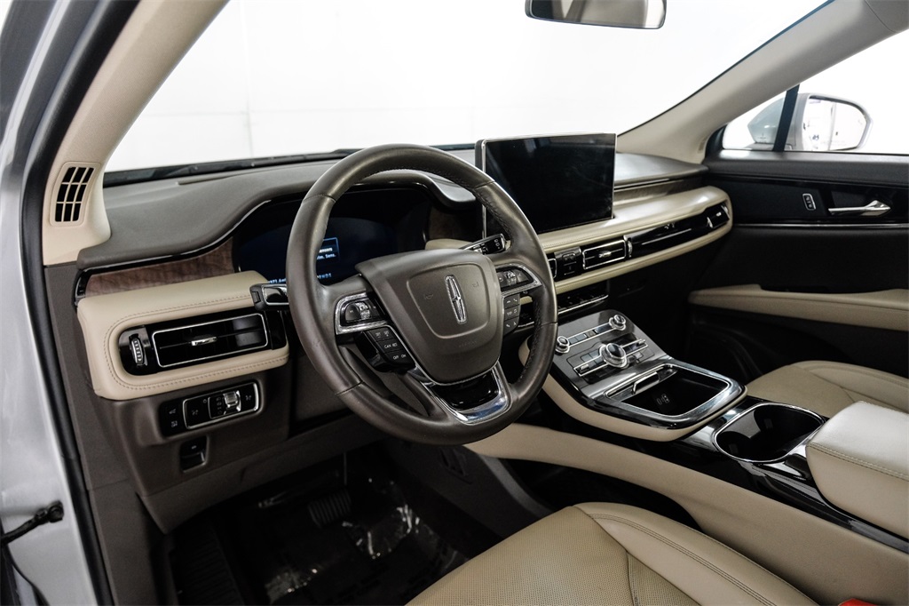 Vehicle image 10 of 62