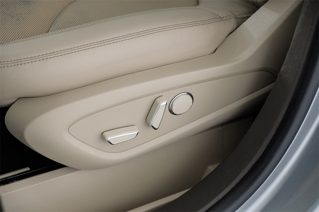 Vehicle image 38 of 62