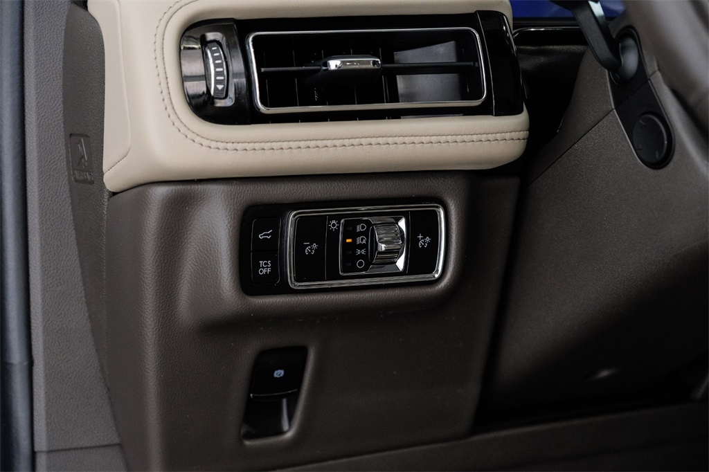 Vehicle image 33 of 62