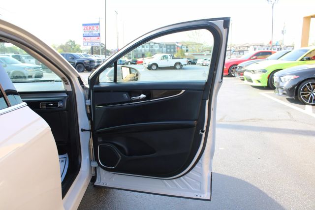 Vehicle image 28 of 39