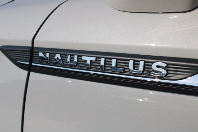 Vehicle image 33 of 39