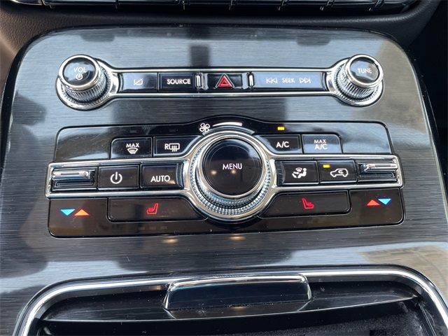 Vehicle image 33 of 35