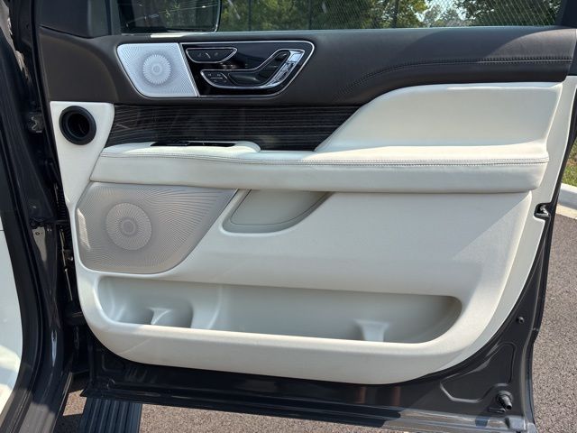 2023 Lincoln Navigator Black Label Image 11 of 15