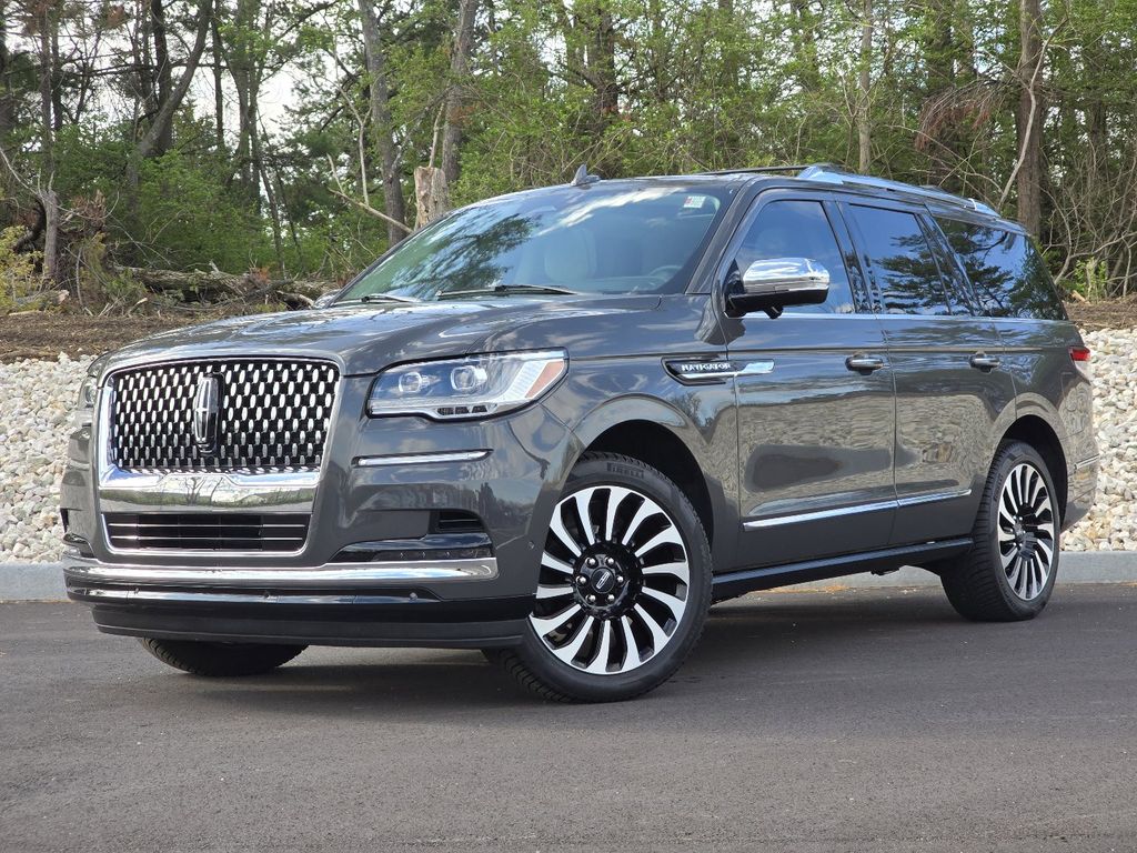 2023 Lincoln Navigator Black Label Image 2 of 42