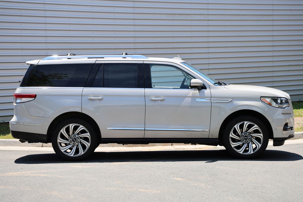 2023 Lincoln Navigator Reserve Image 3 of 19