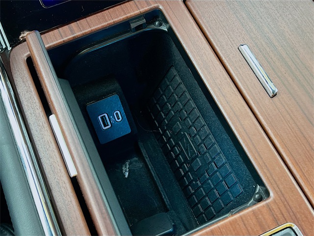 Vehicle image 21 of 40