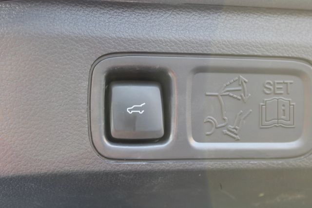 Vehicle image 33 of 42