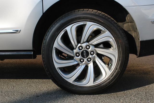 Vehicle image 8 of 42