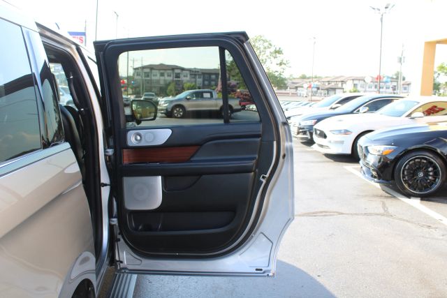 Vehicle image 41 of 42