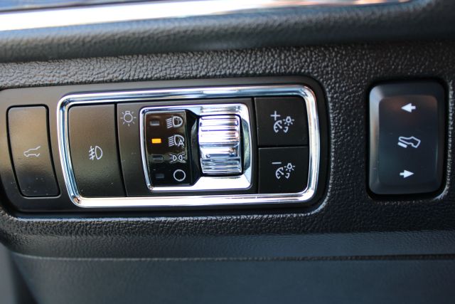 Vehicle image 32 of 42